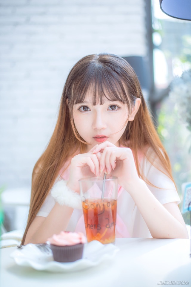 人之所以悲哀，是因为我们留不住岁月，更无法不承认，青春，有一日是要这么自然的消失过去。而人之可贵，也在于我们因着时光环境的改变，在生活上得到长进。岁月的流失固然是无可奈何，而人的逐渐蜕变，却又脱不出时光的力量。——三毛